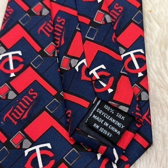 Minnesota Twins MLB 100% Silk Neck Tie Red White & Blue All Over Logo NWT - Picture 3 of 5